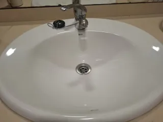 Mueble de baño con lavabo y espejo