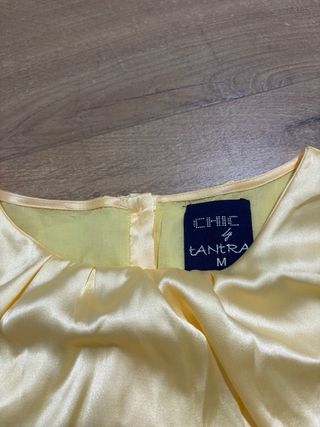 Blusa amarilla satinada