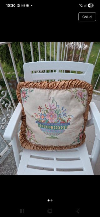 Cuscino ricamato a mano vintage, retro raso dorato