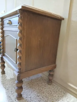 Mesa auxiliar de madera con cajón