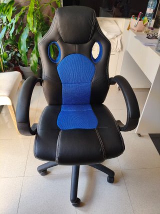 Silla de oficina ergonómica negra y azul