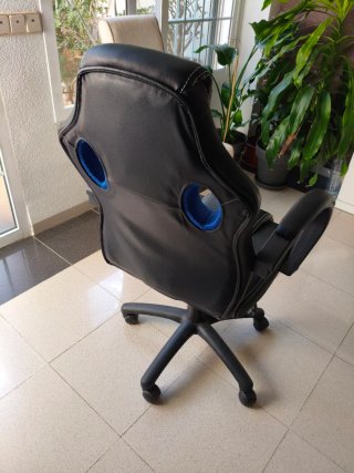 Silla de oficina ergonómica negra y azul