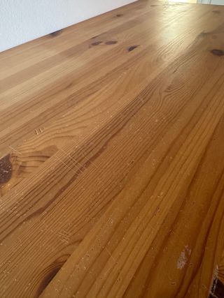 Escritorio de madera con cajones