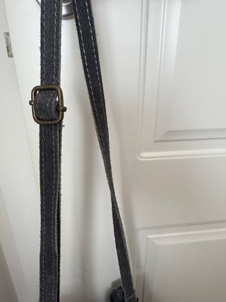 Bolso de ante gris con flecos