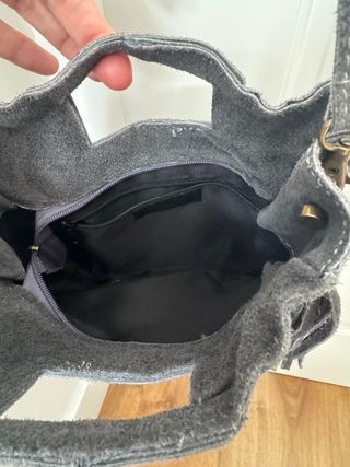 Bolso de ante gris con flecos