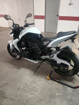 Kawasaki Z750 ABS Blanca y Negra