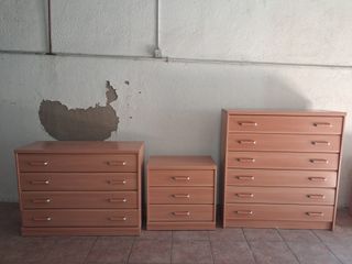 Mesita, tocador y cómoda de madera