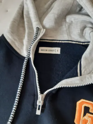 Sudadera azul y gris con cremallera