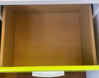 Cajonera de mueble verde y blanco