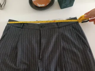 Pantalón de rayas gris
