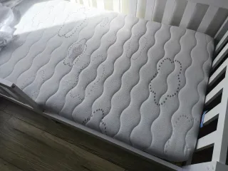 Cama infantil con barrera y colchón Pikolín