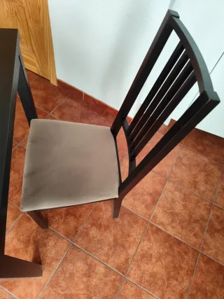 Mesa y 4 Sillas de madera.