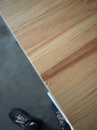 Tavolo in legno massello con gambe in metallo bianco
