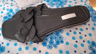 Zapatos de tacón rojos y marrones