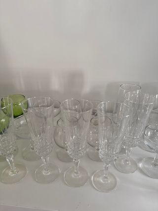 Juego de copas de cristal verdes y transparentes