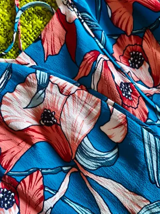 Vestido de verano floral azul y rosa