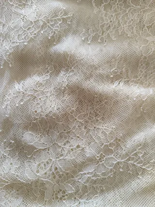 Tela de encaje beige y blanco