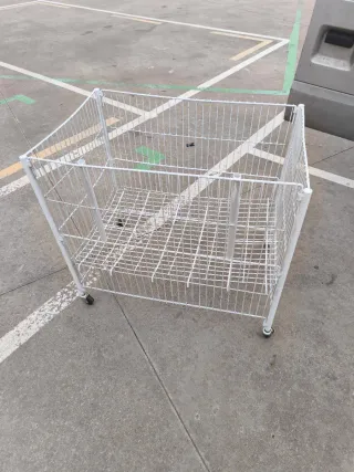 Expositor metálico con ruedas