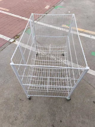 Expositor metálico con ruedas