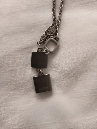 Gargantilla y pulsera con colgantes cuadrados