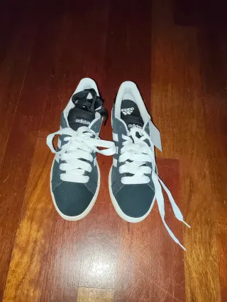 Zapatillas Adidas Negras y Blancas