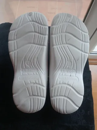 Zuecos blancos cómodos y ligeros