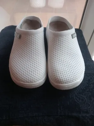 Zuecos blancos cómodos y ligeros