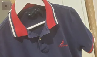 Polo Azul con detalles rojos para hombre