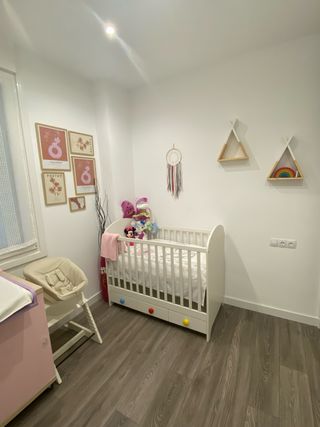 Cuna de bebé con colchón