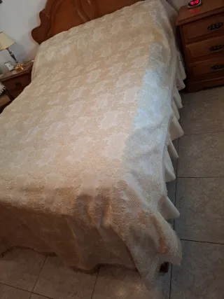 Colcha beige con estampado floral 214x235