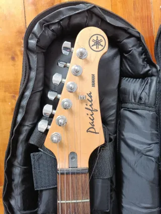 Guitarra eléctrica con amplificador