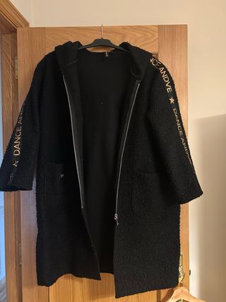 Abrigo negro con cremallera y logo