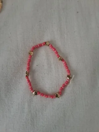 Pulseras de cuentas y estrellas doradas