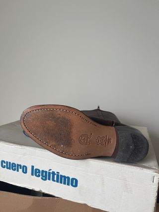 Bota campera de cuero marrón.