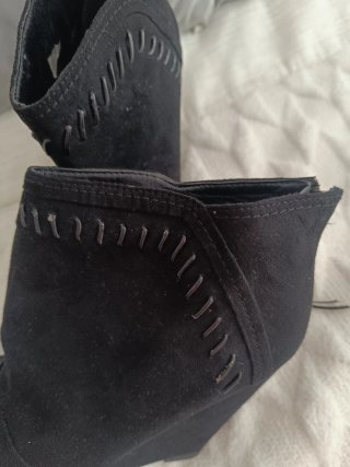 Botines negros con costuras decorativas