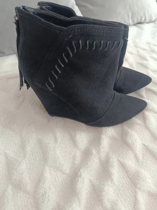 Botines negros con costuras decorativas