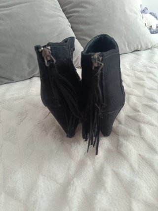 Botines negros con costuras decorativas