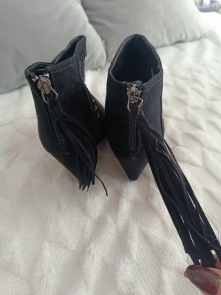 Botines negros con costuras decorativas