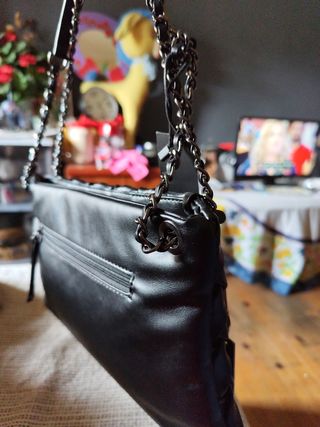 Espectacular bolso negro tejido con cadena.