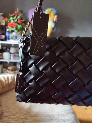 Espectacular bolso negro tejido con cadena.