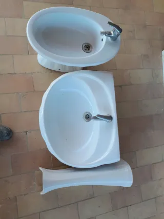 Lavabo y bidé de porcelana