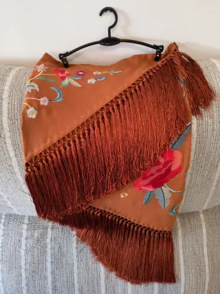 Mantón bordado