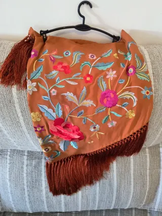 Mantón bordado