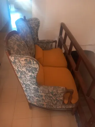 Sofá de tela y madera
