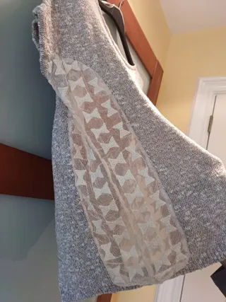 Jersey gris y blanco con encaje