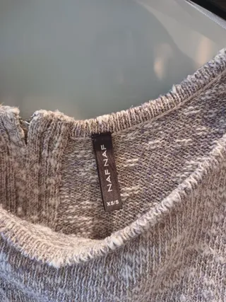 Jersey gris y blanco con encaje