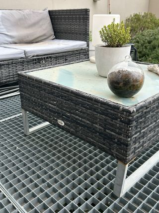 Tavolo basso da giardino in rattan, vetro e metallo