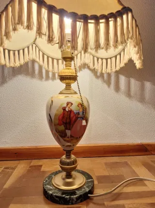 Lámpara de mesa antigua de porcelana