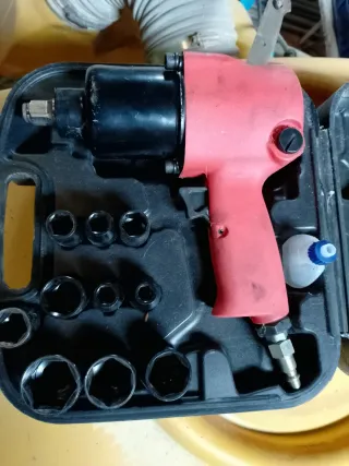 Pistola de impacto y vasos