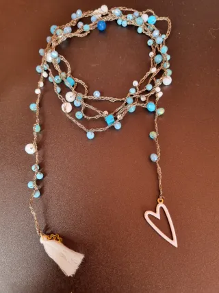 Collana con perline blu e bianche